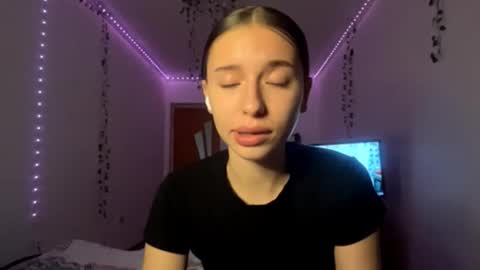 Snapshot of viviennebreihan chatting on 11-17-25, 06:03 Vivi online show from 11-17-25, 06:03