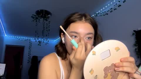 Snapshot of viviennebreihan chatting on 11-21-25, 06:06 Vivi online show from 11-21-25, 06:06