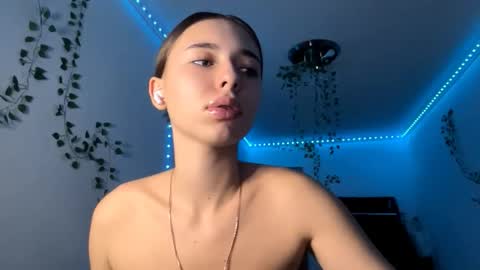 Snapshot of viviennebreihan chatting on 11-22-25, 04:28 Vivi online show from 11-22-25, 04:28