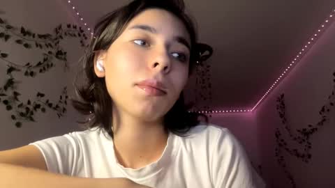 Snapshot of viviennebreihan chatting on 11-23-25, 04:07 Vivi online show from 11-23-25, 04:07