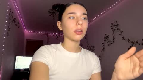 Snapshot of viviennebreihan chatting on 11-24-25, 04:18 Vivi online show from 11-24-25, 04:18