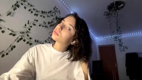 Snapshot of viviennebreihan chatting on 11-29-25, 04:10 Vivi online show from 11-29-25, 04:10