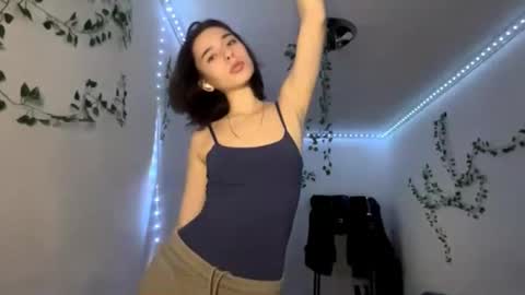 Snapshot of viviennebreihan chatting on 12-04-25, 04:16 Vivi online show from 12-04-25, 04:16