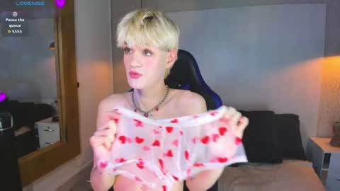 Snapshot of vladhellsing4 chatting on 05-30-26, 02:25 Vlad online show from 05-30-26, 02:25