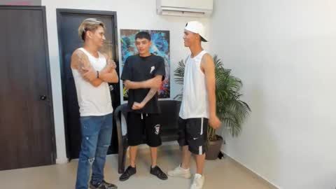 Snapshot of voyeurism_guys chatting on 09-14-25, 11:04 voyeurism_guys online show from 09-14-25, 11:04