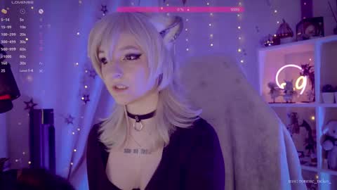 Snapshot of vronnier chatting on 10-11-25, 05:33 vronnier online show from 10-11-25, 05:33