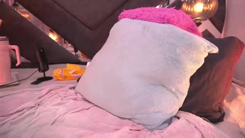 Snapshot of vvioleta_ chatting on 02-22-25, 06:17 Violeta online show from 02-22-25, 06:17