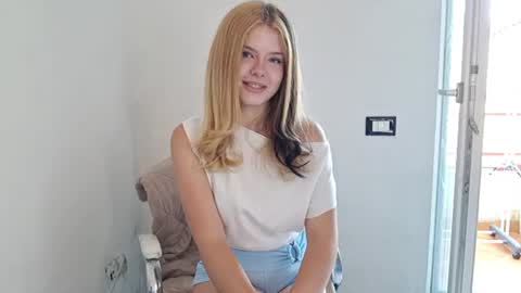 Snapshot of waftwarm chatting on 06-17-26, 07:11 Anna online show from 06-17-26, 07:11