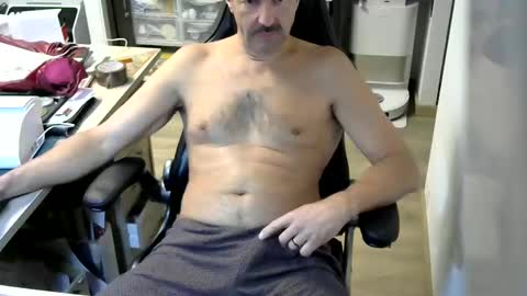 Snapshot of waldo72 chatting on 11-12-25, 08:19 Waldo online show from 11-12-25, 08:19