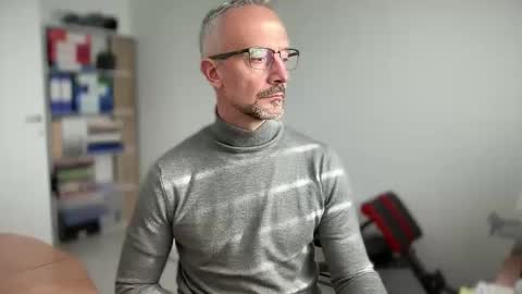 Snapshot of walky78 chatting on 12-15-25, 12:20 walky78 online show from 12-15-25, 12:20