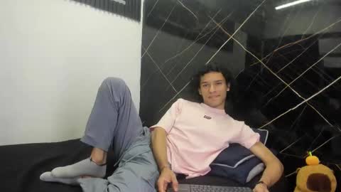 Snapshot of wallis_ chatting on 12-05-25, 09:00 wallis_ online show from 12-05-25, 09:00