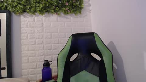 Snapshot of we_n_you chatting on 01-31-25, 07:40 Trixie 3 online show from 01-31-25, 07:40