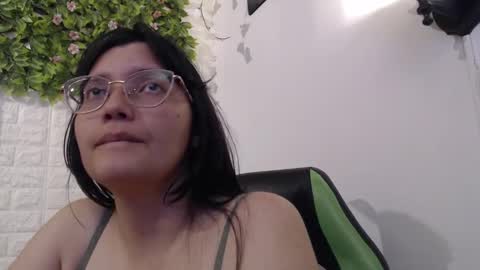 Snapshot of we_n_you chatting on 02-18-25, 01:54 Trixie 3 online show from 02-18-25, 01:54