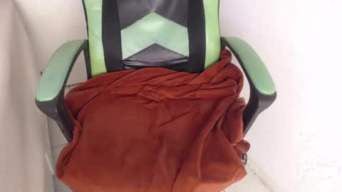 Snapshot of we_n_you chatting on 10-01-25, 01:11 Trixie 3 online show from 10-01-25, 01:11