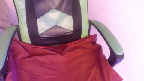 Snapshot of we_n_you chatting on 10-21-25, 01:45 Trixie 3 online show from 10-21-25, 01:45