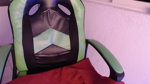 Snapshot of we_n_you chatting on 10-28-25, 05:04 Trixie 3 online show from 10-28-25, 05:04