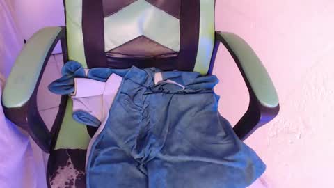 Snapshot of we_n_you chatting on 11-20-25, 02:45 Trixie 3 online show from 11-20-25, 02:45