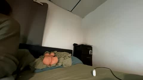 Snapshot of webthrow chatting on 12-01-25, 03:11 ShootingWebs online show from 12-01-25, 03:11