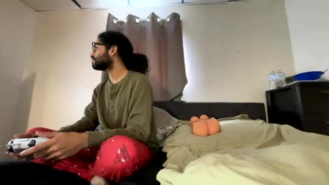 Snapshot of webthrow chatting on 12-14-25, 07:07 ShootingWebs online show from 12-14-25, 07:07