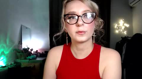 Snapshot of welliza chatting on 10-19-25, 11:16 Liza online show from 10-19-25, 11:16