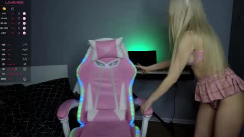 Snapshot of wendylovelylovew chatting on 01-23-25, 03:32 Wendy online show from 01-23-25, 03:32