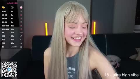 Snapshot of wendylovelylovew chatting on 10-04-25, 02:26 Wendy online show from 10-04-25, 02:26