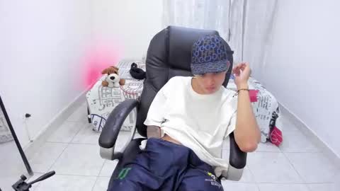 Snapshot of wesley_boy chatting on 09-27-25, 03:44 Wesley Boy online show from 09-27-25, 03:44