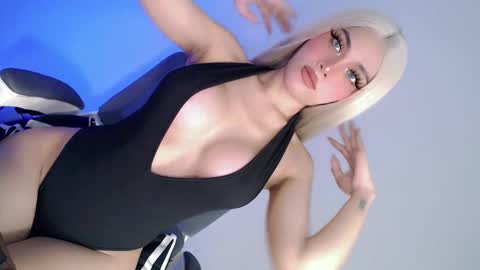 Snapshot of what_the_fuckxx chatting on 01-14-25, 09:51 kiara online show from 01-14-25, 09:51