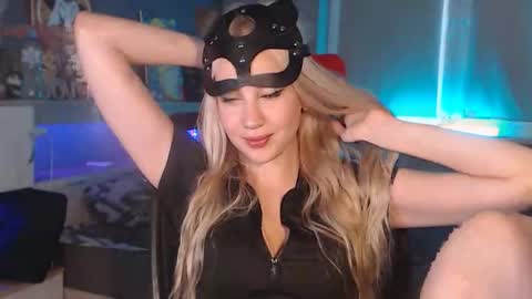 Whitekittykitten online show from 10-31-25, 12:50