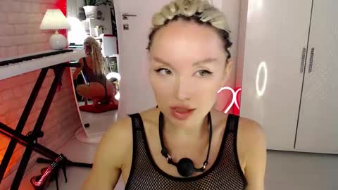 Snapshot of whitelabunny chatting on 11-06-25, 02:18 WhiteLaBunny online show from 11-06-25, 02:18