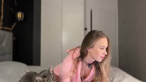 Snapshot of why_____not chatting on 11-23-25, 03:56 Alice online show from 11-23-25, 03:56