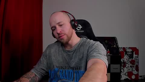 Snapshot of why_you_so_serious chatting on 02-04-25, 03:47 VI online show from 02-04-25, 03:47