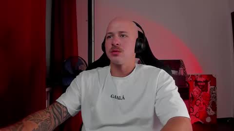 Snapshot of why_you_so_serious chatting on 09-18-25, 07:16 VI online show from 09-18-25, 07:16