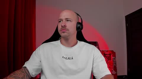 Snapshot of why_you_so_serious chatting on 09-30-25, 04:12 VI online show from 09-30-25, 04:12