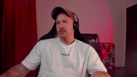 Snapshot of why_you_so_serious chatting on 10-24-25, 05:31 VI online show from 10-24-25, 05:31