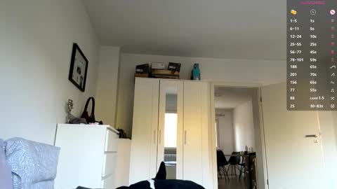 Mia online show from 09-28-25, 07:03