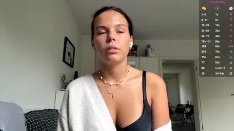 Mia online show from 10-16-25, 07:09