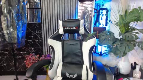 Snapshot of wildasianhorsecockts chatting on 03-12-25, 07:35 Chachi online show from 03-12-25, 07:35