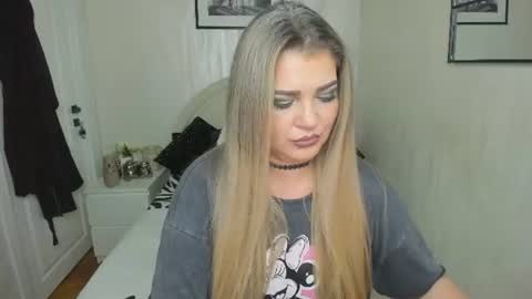 Snapshot of wildkatrina_ chatting on 06-14-26, 07:10 Miss Deea online show from 06-14-26, 07:10