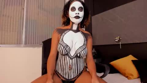 Snapshot of willownoir chatting on 10-31-25, 08:43 Willow Noir online show from 10-31-25, 08:43