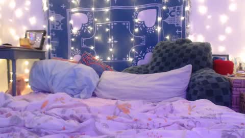 Eevie online show from 12-12-24, 03:43