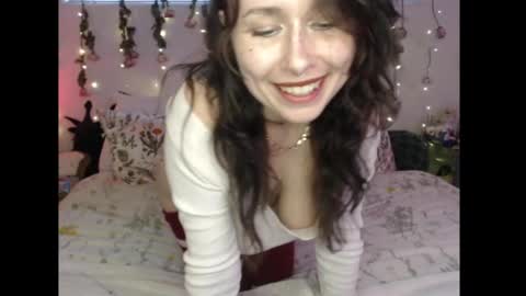 Snapshot of wingardiumleveveosa chatting on 04-28-26, 01:37 Eevie online show from 04-28-26, 01:37