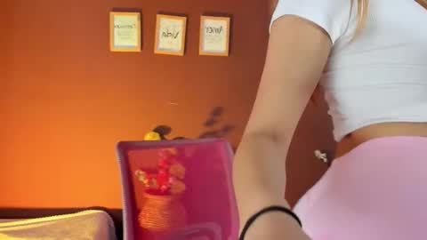 Snapshot of wini_fer chatting on 11-28-25, 01:14 Wini Fer online show from 11-28-25, 01:14