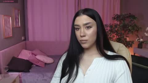 Snapshot of winonna_ryder chatting on 05-21-26, 07:37 Lola online show from 05-21-26, 07:37