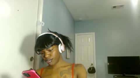 Snapshot of wishhwashy22 chatting on 02-16-25, 05:15 Chanel online show from 02-16-25, 05:15