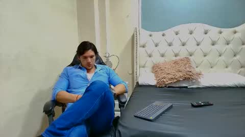 Snapshot of wiston_cox chatting on 02-12-26, 12:44 Wiston online show from 02-12-26, 12:44