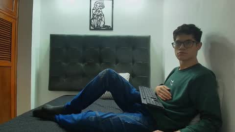 Snapshot of wolfan_sky chatting on 02-03-25, 11:20 W O L F online show from 02-03-25, 11:20