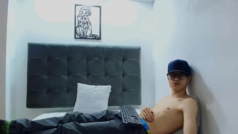 Snapshot of wolfan_sky chatting on 02-07-25, 01:53 W O L F online show from 02-07-25, 01:53