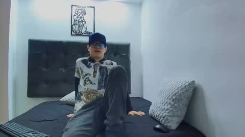 Snapshot of wolfan_sky chatting on 02-08-25, 11:12 W O L F online show from 02-08-25, 11:12