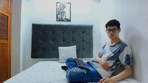 Snapshot of wolfan_sky chatting on 02-10-25, 11:15 W O L F online show from 02-10-25, 11:15